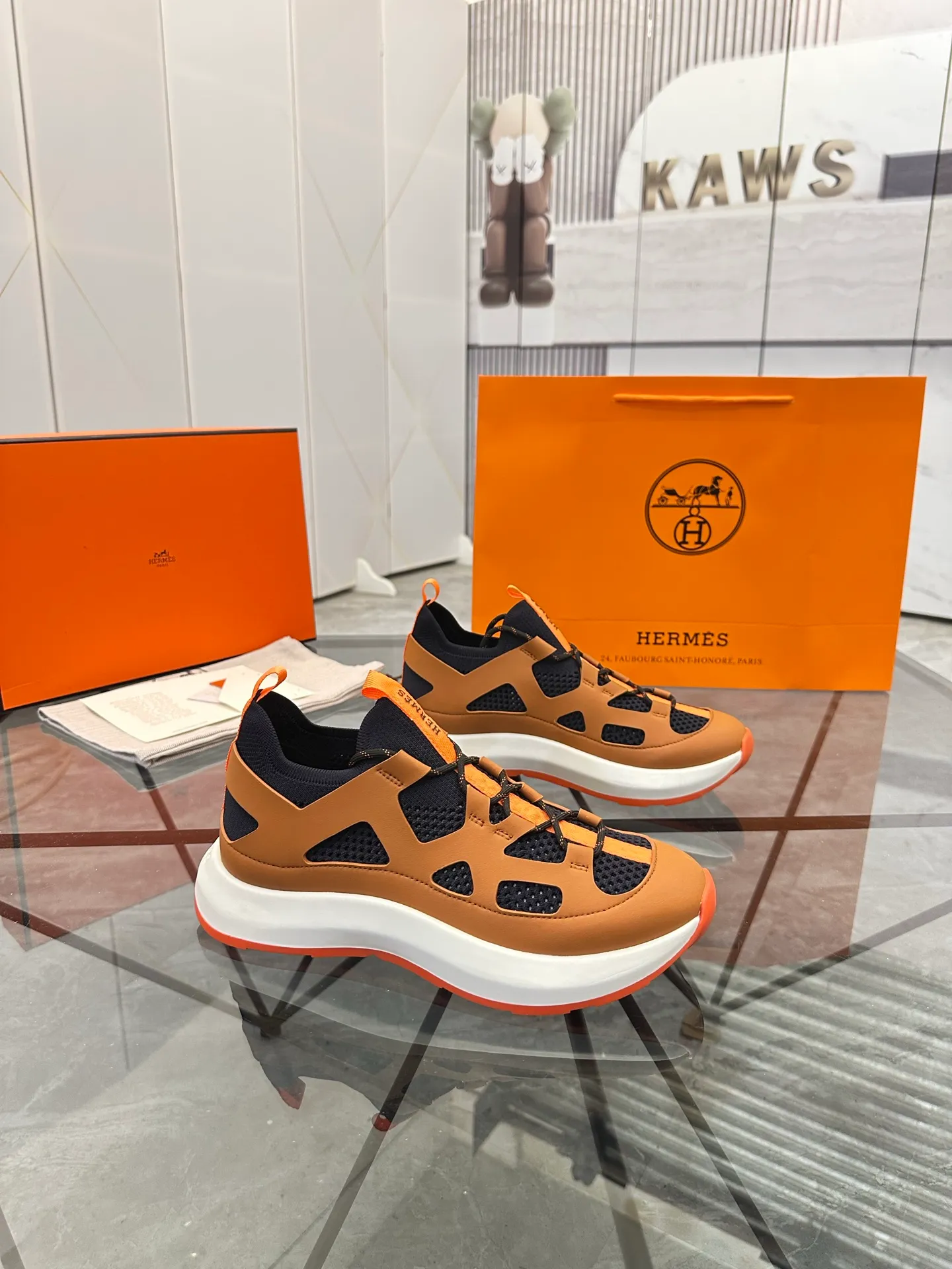 Men's shoes for sale 💰: 💰P660¥ High-end top quality Product trademark: Hermes *"Hermès*" low-top casual shoes Regular size: 38-45 (can be customized to 46) Product materials: upper imported first-layer cowhide stitched with original fabric, original rubber sheet, breathable lining, cowhide foot pads, original outsole. No.: 001